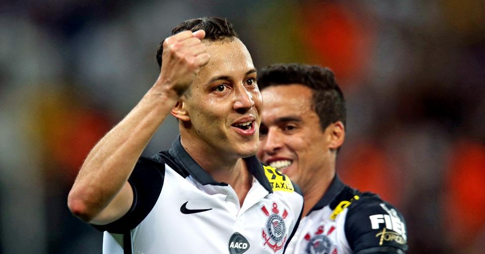 Rodriguinho faz o terceiro gol do Corinthians sobre o Goiás em partida válida pela 30ª rodada do Campeonato Brasileiro