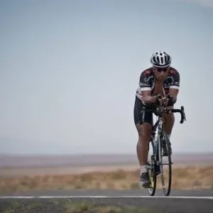 O ultraciclista (ciclismo de longa distância) Claudio Clarindo, de 38 anos, morreu após ser atropelado na Rodovia Rio-Santos no dia 25 de janeiro. O atleta trafegava no sentido Guarujá com o companheiro de treinos, Jacob Amorim, de 32 anos, quando foi atingido por um veículo na contramão - Reprodução/Facebook