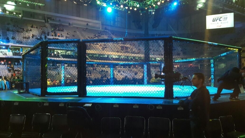 Fãs do UFC já se posicionam para o início do card preliminar do UFC 198 - Danilo Lavieri/UOL Esporte