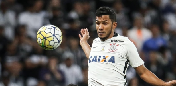 O zagueiro Yago, do Corinthians, disputa bola com Gilberto, do São Paulo - Ricardo Nogueira/Folhapress