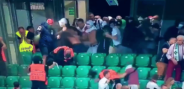 Torcida do Legia Varsóvia entra em confronto com seguranças em jogo da Champions - Reprodução