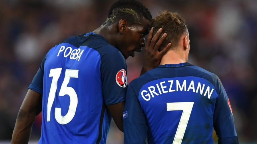 Pogba e Griezmann conversam durante partida da seleção francesa -  AFP PHOTO / PATRIK STOLLARZ