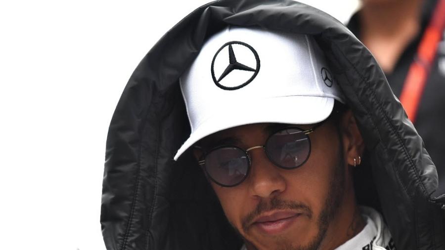 Lewis Hamilton em Silverstone neste sábado; piloto vai largar da primeira colocação - AFP PHOTO / ANDREJ ISAKOVIC