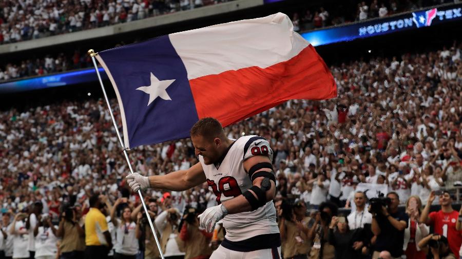 JJ Watt entra em campo com a bandeira do Texas; jogador defendeu protesto durante hino dos EUA - Tim Warner/Getty Images/AFP