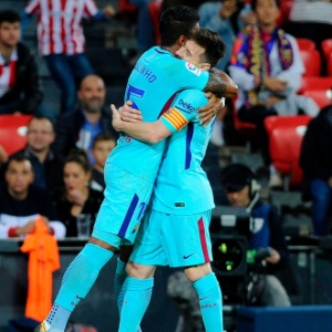 Paulinho abraça Messi - ANDER GILLENEA / AFP - ANDER GILLENEA / AFP