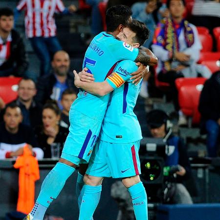 Paulinho abraça Messi após gol contra o Bilbao - ANDER GILLENEA / AFP