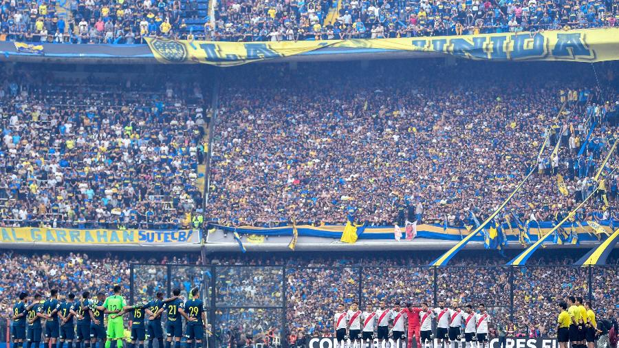 Jogadores de Boca Juniors e River Plate enfileirados antes da primeira final da Copa Libertadores 2018, na Bombonera - Amilcar Orfali/Getty Images