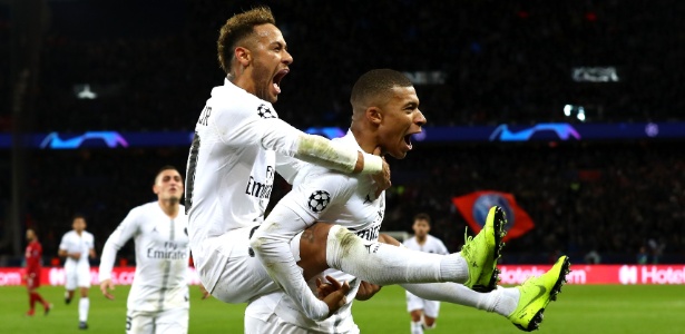 Neymar e Mbappé, do PSG, comemoram gol do brasileiro no jogo contra o Liverpool - Clive Rose/Getty Images