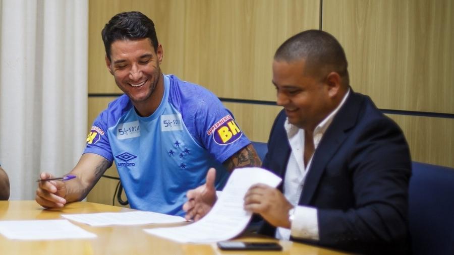 Thiago Neves assinou contrato ao lado do agente Leandro Lima (à direita) no Cruzeiro - Vinnicius Silva/Cruzeiro