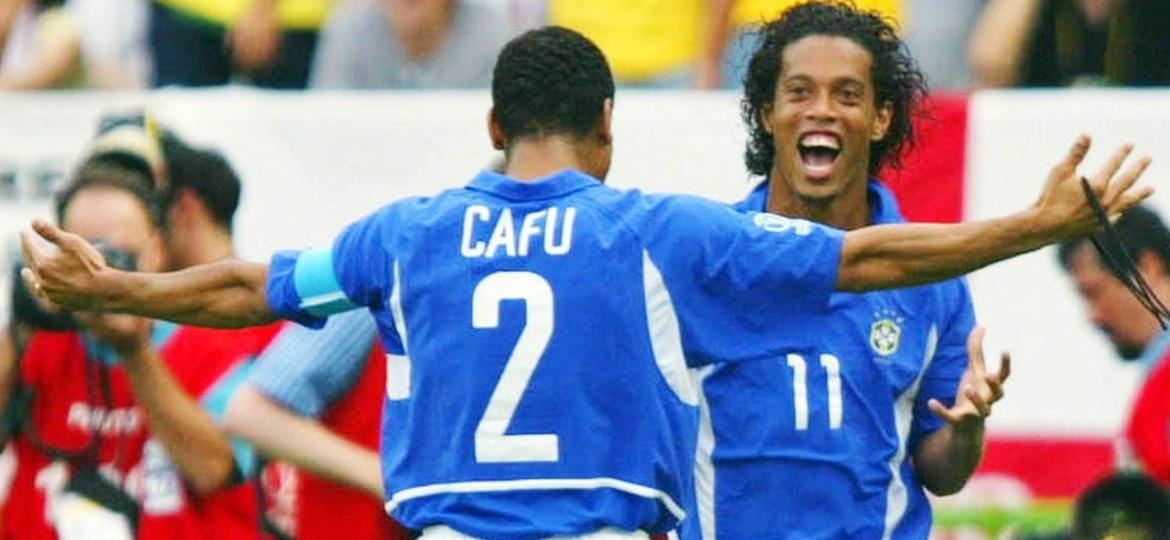 Ronaldinho Gaúcho comemora gol diante da Inglaterra na Copa do Mundo de 2002 - Gunnar Berning/Bongarts/Getty Images