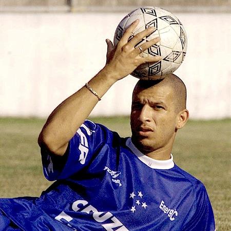 O atacante Fabio Junior durante treino do Cruzeiro em 1998 - Paulo Giandalia/Folhapress