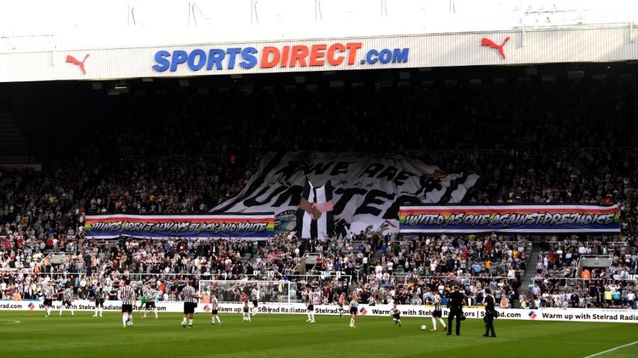 Torcida do Newcastle United faz festa contra racismo e homofobia - Stu Forster/Getty Images