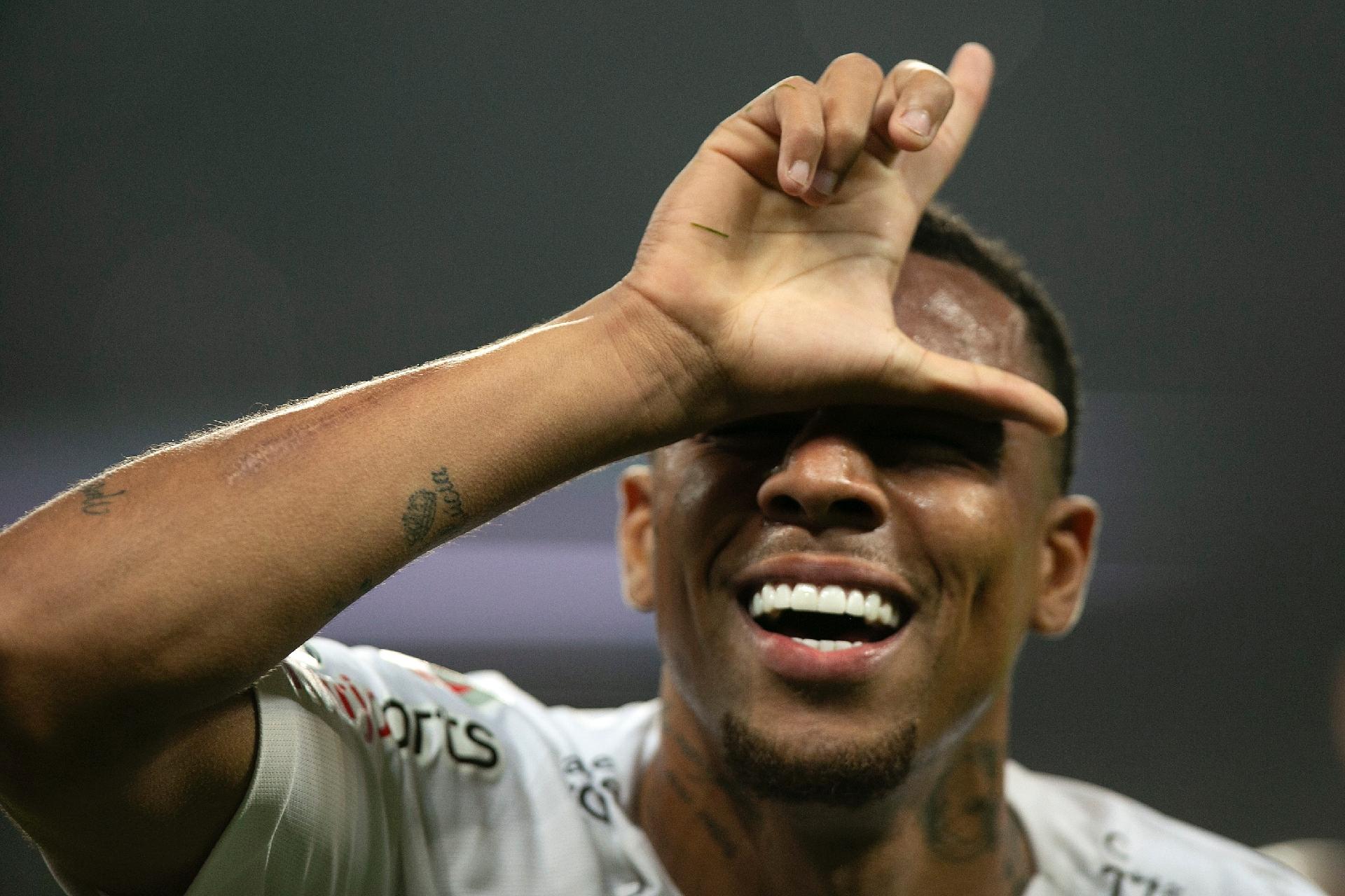 Gustagol cita empate com "cara do Corinthians" e elogia atacante do Goiás