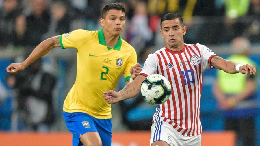 Thiago Silva e Derlis Gonzalez no jogo Brasil x Paraguai pela Copa América -  Raul ARBOLEDA / AFP