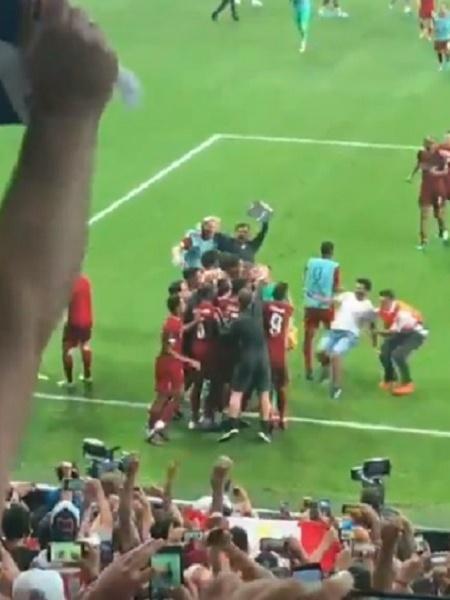 Torcedor dá "carrinho" em comemoração e machuca goleiro do Liverpool - Reprodução