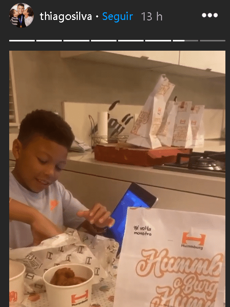 Thiago Silva mostra o filho comendo hamburguer no Instagram; no alto da embalagem está escrita a hashtag #voltamonstro - Reprodução/Instagram