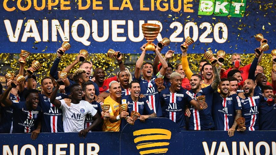 Thiago Silva levanta o troféu da Copa da Liga Francesa 2020, conquistada pelo PSG - Franck Fife/AFP