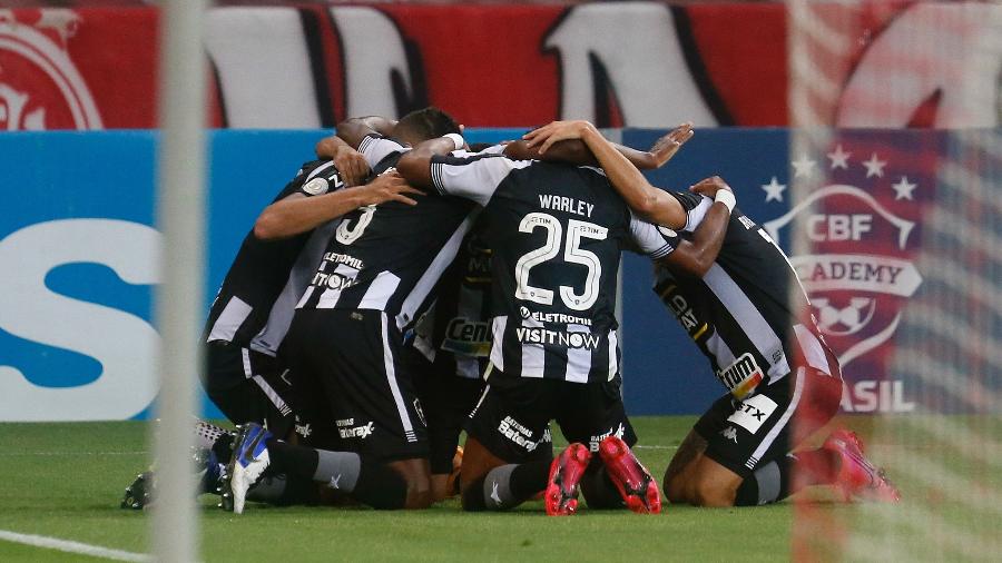Jogadores do Botafogo celebram gol sobre o Internacional, no Beira-Rio, em duelo pelo Brasileiro - Vitor Silva/Botafogo