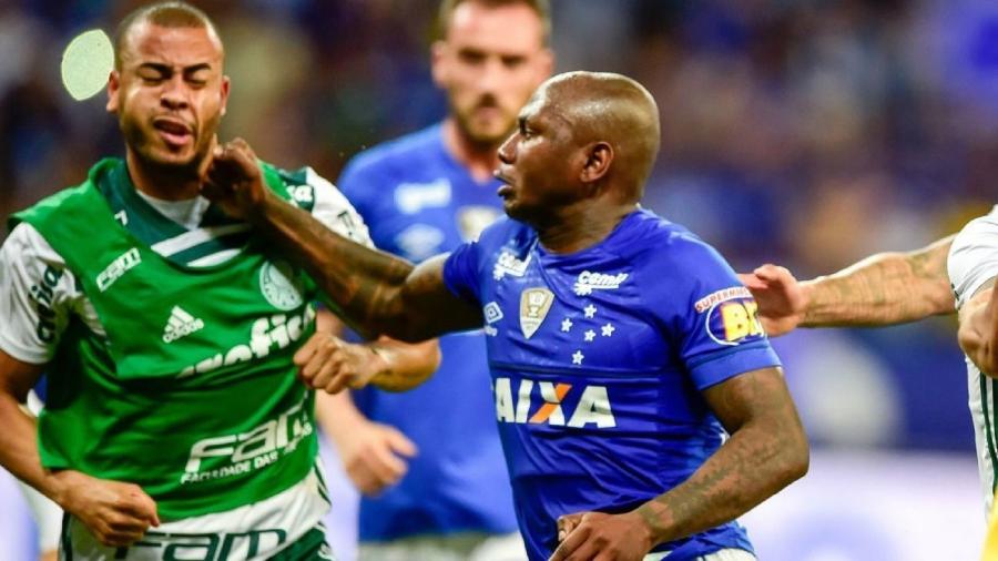 Atacante acertou rosto de Mayke em Cruzeiro x Palmeiras, jogo da semifinal da Copa do Brasil de 2018 - Leo Fontes / O Tempo / Estadão Conteúdo