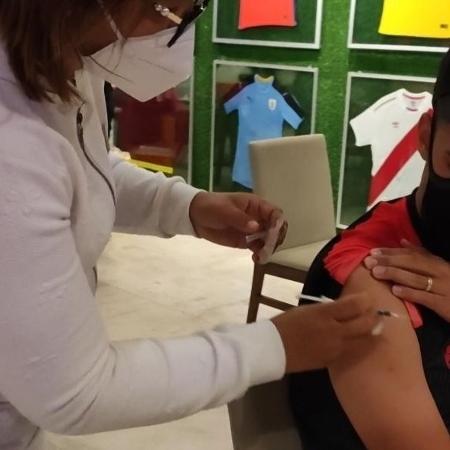 Jogador do Atlético-GO recebe 1ª dose da vacina contra covid-19 no Paraguai - Reprodução/Twitter