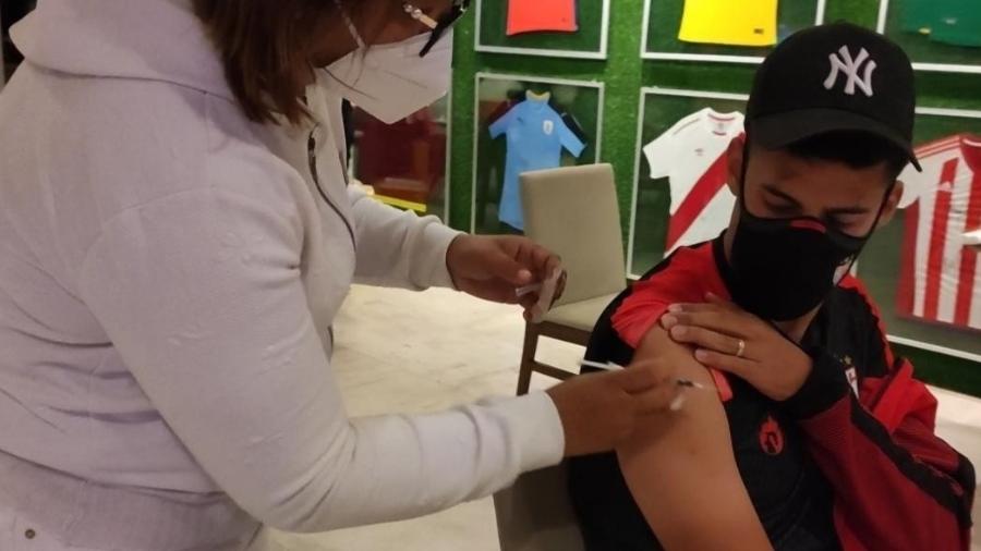 Jogador do Atlético-GO recebe primeira dose da vacina contra covid-19 no Paraguai - Reprodução/Twitter