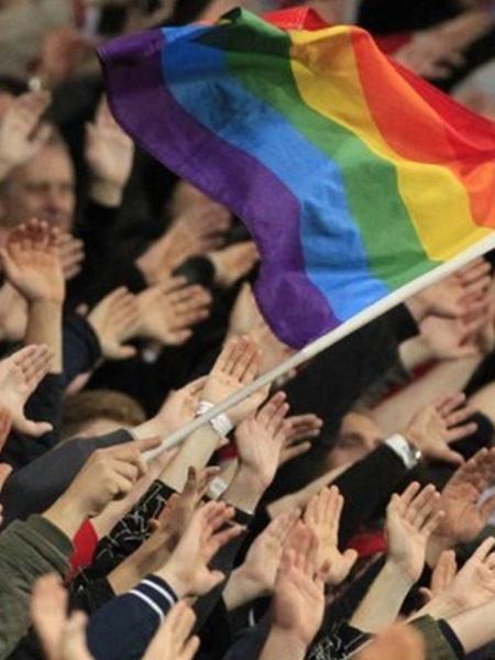 Bandeira do movimento gay em estádio de futebol na Inglaterra - Reprodução