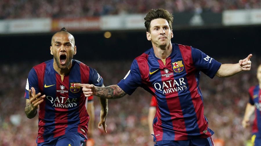 Daniel Alves e Lionel Messi, em partida do Barcelona em 2015 - Miguel Ruiz/FC Barcelona via Getty Images