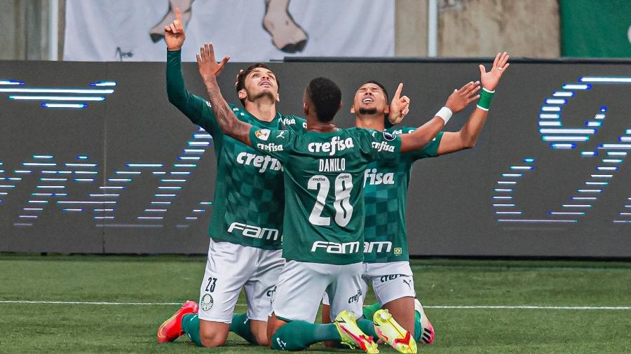 Jogadores do Palmeiras comemoram gol de Raphael Veiga contra o São Paulo na Libertadores - ANDERSON LIRA/FRAMEPHOTO/FRAMEPHOTO/ESTADÃO CONTEÚDO