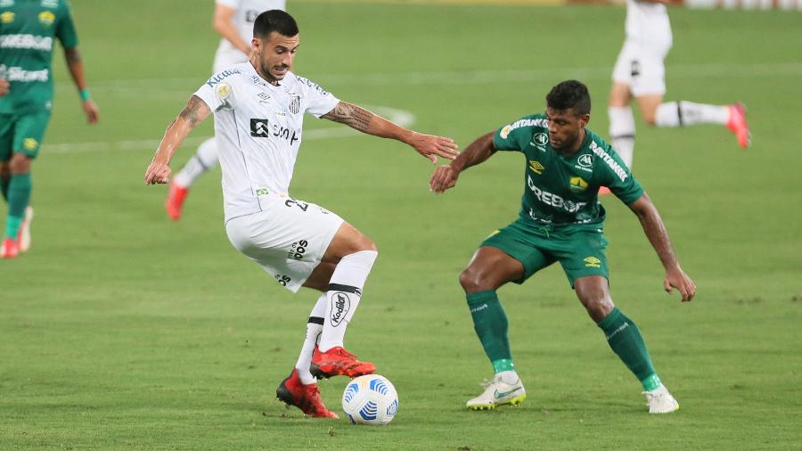 Camacho, do Santos, tenta driblar Auremir, do Cuiabá - Gil Gomes/AGIF