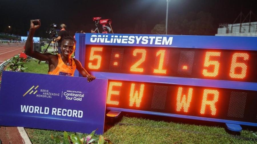 15.9.21- Francine Niyonsaba celebra recorde mundial nos 2.000 m - Reprodução/Twitter @FrancineNiyons4