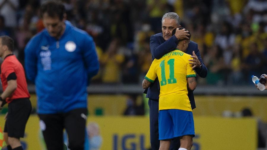 Tite abraça Phillipe Coutinho, um dos seus preferidos da seleção brasileira - Lucas Figueiredo/CBF