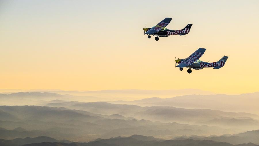 Pilotos da Red Bull trocarão de avião no ar; projeto vem sendo desenvolvido há dez anos - Michael Clark / Red Bull Content Pool