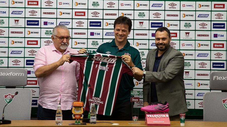 Paulo Angioni, diretor de futebol do Fluminense, Fernando Diniz e Mário Bittencourt, presidente do Fluminense - Marcelo Gonçalves / Fluminense