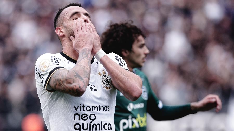 Renato Augusto, do Corinthians, lamenta chance perdida durante partida contra o Goiás no Brasileirão - Ettore Chiereguini/AGIF