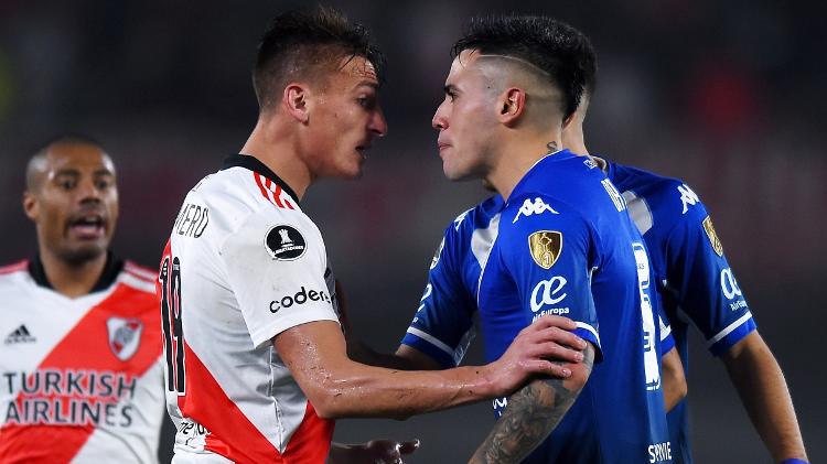 River Plate's Braian Romero and Vélez Sarsfield's Ortega face off during a game between the teams - Marcelo Endelli/Getty Images - Marcelo Endelli/Getty Images