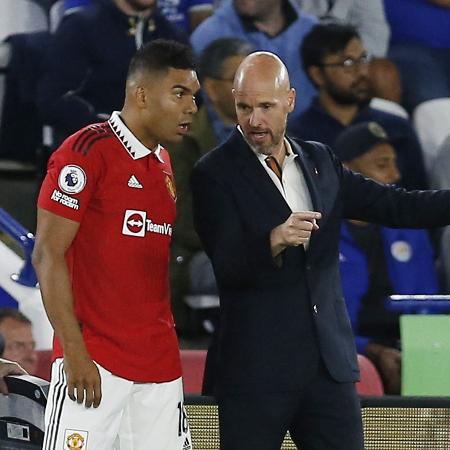 Casemiro, do United, conversa com o técnico Ten Hag em partida contra o Leicester - CRAIG BROUGH/REUTERS