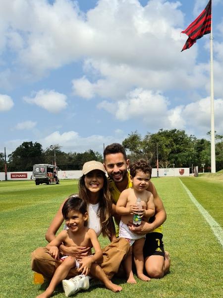 Família de Éverton Ribeiro esteve presente no treino do Flamengo - Reprodução
