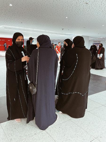 Mulheres na entrada do estádio Al Bayt, durante a partida de inauguração Qatar vs Bahrein  - Raquel Arriola / UOL