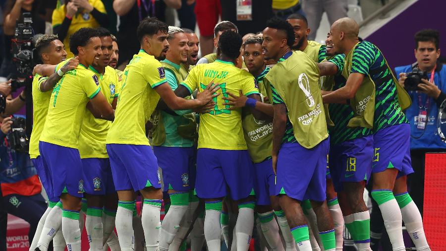 Em jogo de estreia no Catar, Brasil vence a Sérvia por 2 a 0 – DW –  24/11/2022