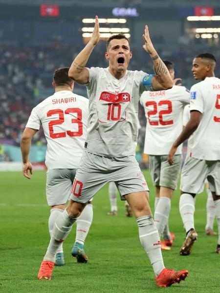 Xhaka e Embolo, da Suíça, festejam terceiro gol suíço - DeFodi Images via Getty Images