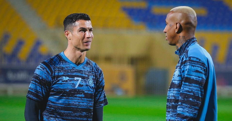 Cristiano Ronaldo conversa com o brasileiro Talisca em seu primeiro treino pelo Al-Nassr