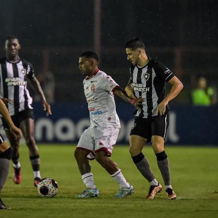 Jogadores de Botafogo e Bangu disputam lance durante partida do Carioca 2023