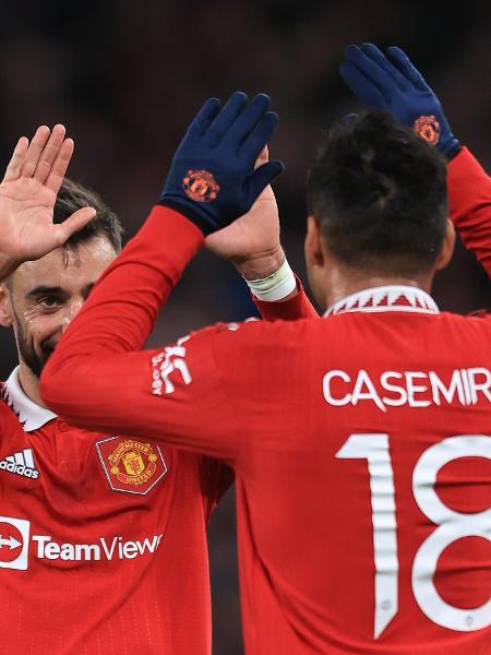 Casemiro e Bruno Fernandes celebram gol do Manchester United contra o Sevilla. - Simon Stacpoole/Offside/Offside via Getty Images