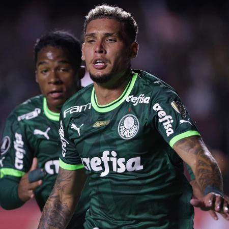 Rafael Navarro, do Palmeiras, comemora após marcar contra o Cerro Porteño, pela Libertadores - Ettore Chiereguini/AGIF