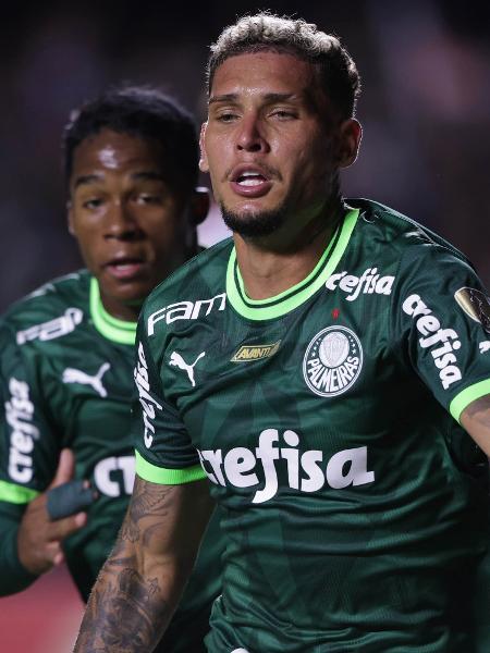 Rafael Navarro, do Palmeiras, comemora após marcar contra o Cerro Porteño, pela Libertadores - Ettore Chiereguini/AGIF