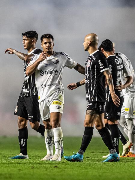 Bombas paralisaram Santos x Corinthians, jogo na Vila Belmiro - JHONY INACIO/ENQUADRAR/ESTADÃO CONTEÚDO