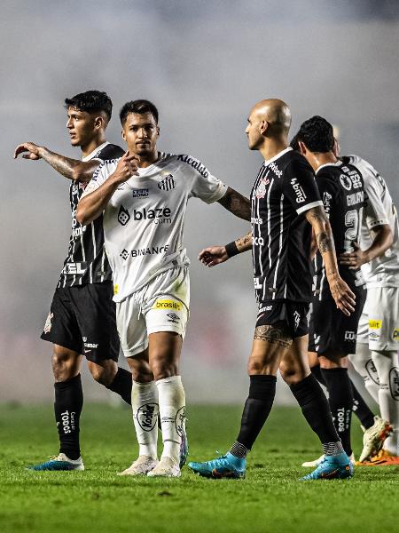 Em jogo encerrado por confusão, Corinthians vence clássico contra o Santos  pelo Brasileirão