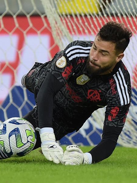 Matheus Cunha, goleiro do Flamengo, defendeu pênalti de Yago Pikachu no jogo contra o Fortaleza - Alexandre Loureiro/Getty Images