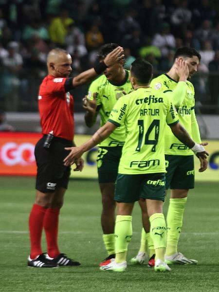 O árbitro Wilton Pereira Sampaio anulou um gol do Vasco após intervenção do VAR no jogo contra o Palmeiras, pelo Brasileirão