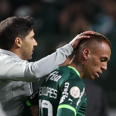 Abel Ferreira e Breno Lopes após o gol da vitória do Palmeiras sobre o Goiás